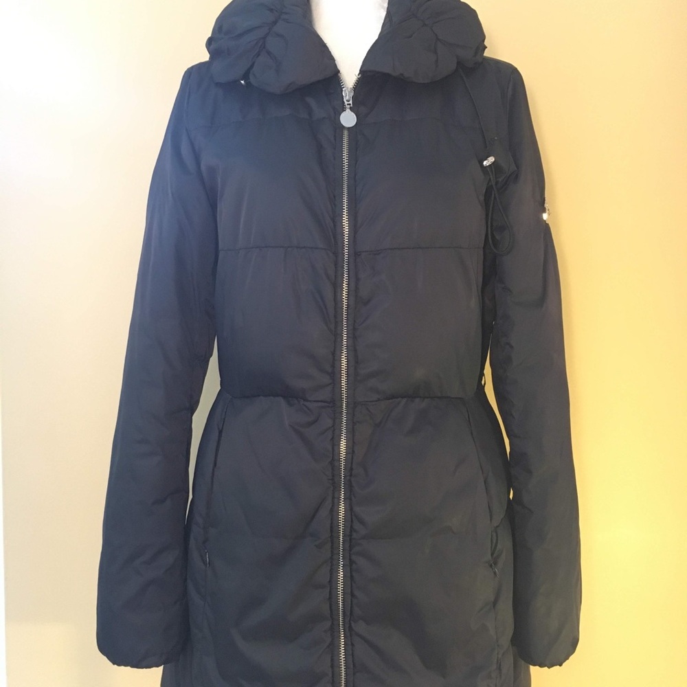 Cute puffer jacket mid thigh length.